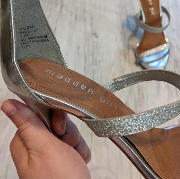 Strappy Madden Girl Daleah Sparkly Silver Zip-Back Heels Size 5.5 - Picture 6 of 7